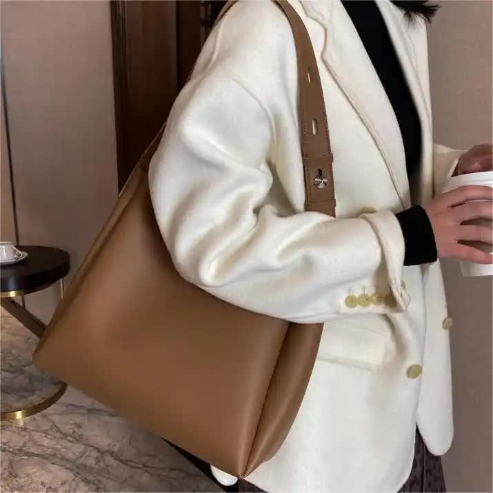 Black 2-Piece Women's Bucket Bag Set - Vintage Large Capacity Shoulder Tote & Crossbody Bag (Commuter Style) - Image 2